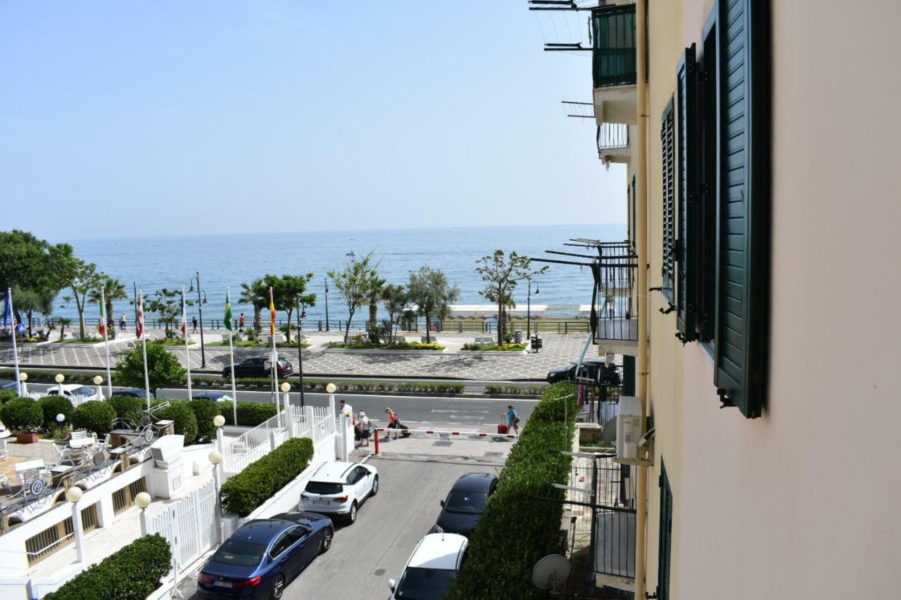 La Casa Di Zeffiro Apartment Maiori Luaran gambar